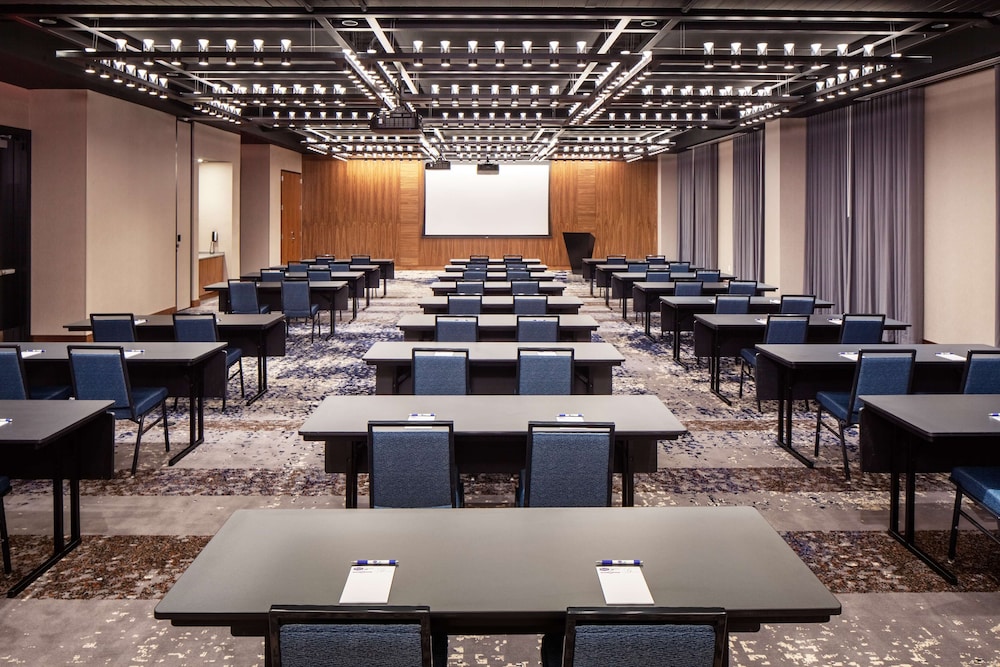 Homewood Suites by Hilton Boston Seaport District — Hotel building in Boston, Massachusetts