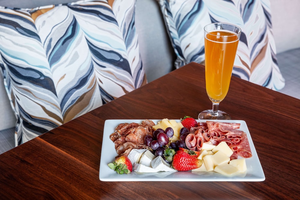 Homewood Suites by Hilton Boston Seaport District — Restaurant & bars in Boston, Massachusetts
