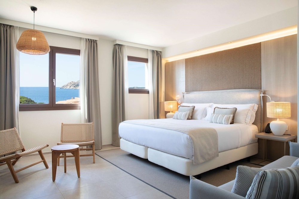Mangia's Santa Teresa Sardinia, Curio Collection by Hilton — Hotel rooms in Capo Testa, Sardinia