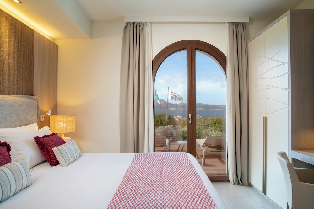 Mangia's Santa Teresa Sardinia, Curio Collection by Hilton — Hotel rooms in Capo Testa, Sardinia