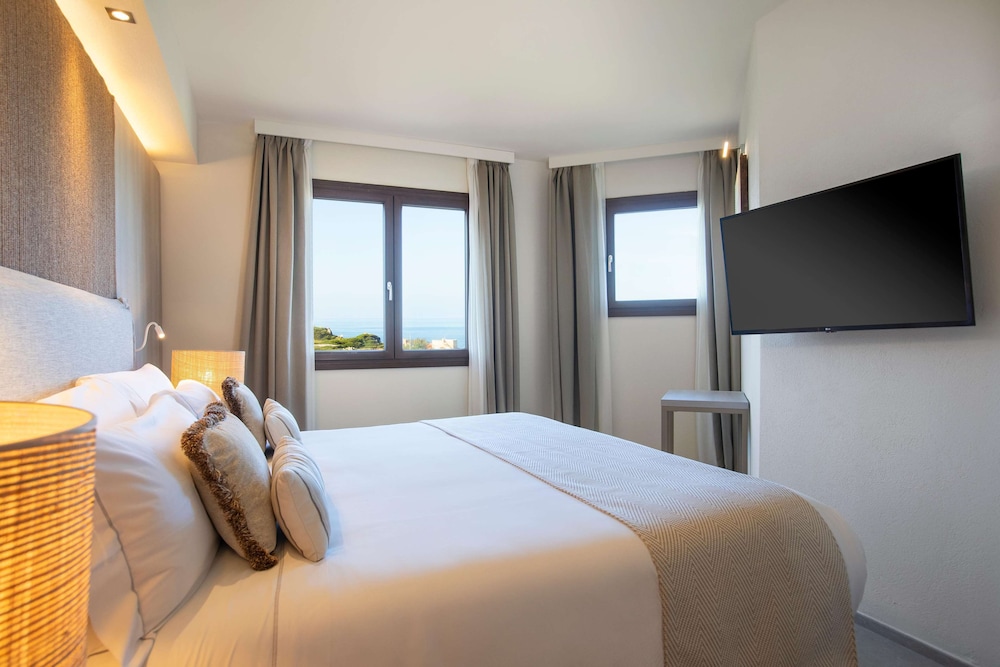 Mangia's Santa Teresa Sardinia, Curio Collection by Hilton — Hotel rooms in Capo Testa, Sardinia