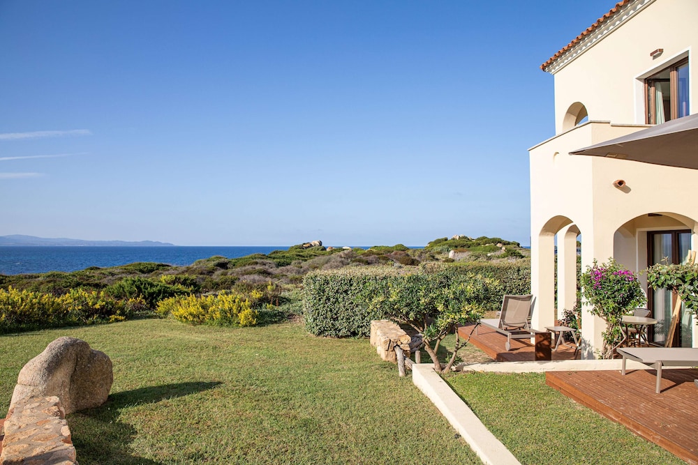 Mangia's Santa Teresa Sardinia, Curio Collection by Hilton — Hotel building in Capo Testa, Sardinia