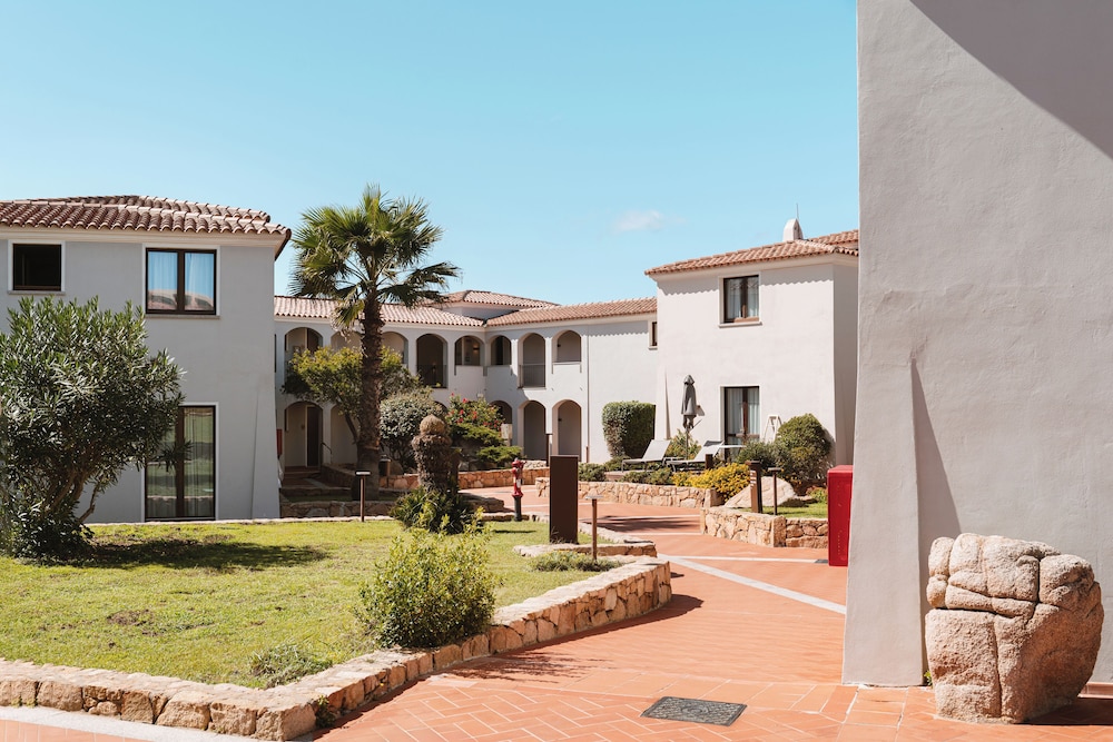 Mangia's Santa Teresa Sardinia, Curio Collection by Hilton — Hotel building in Capo Testa, Sardinia