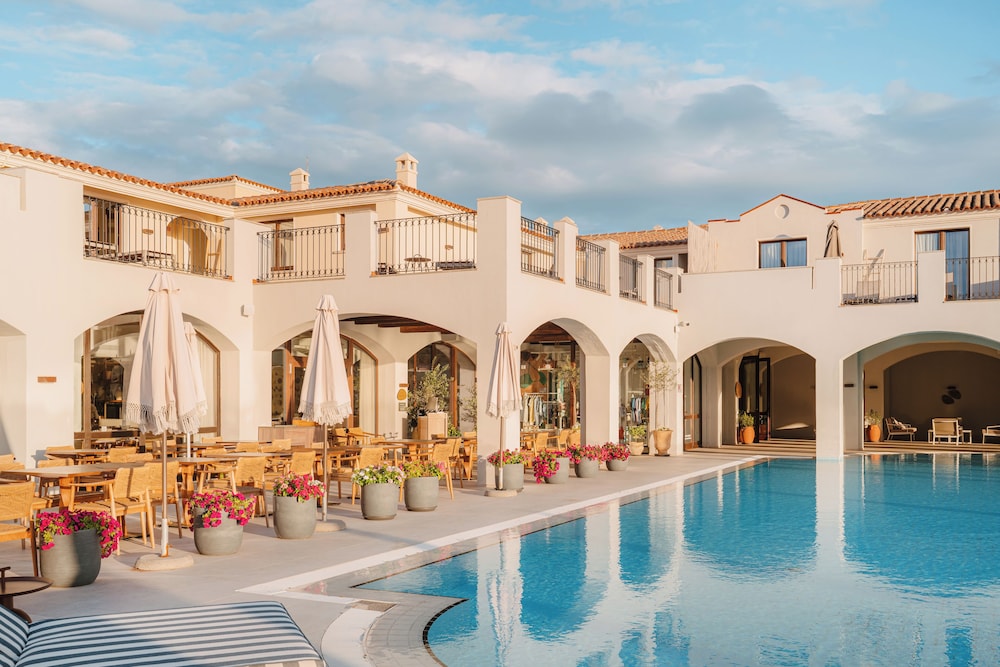 Mangia's Santa Teresa Sardinia, Curio Collection by Hilton — Swimming pool in Capo Testa, Sardinia