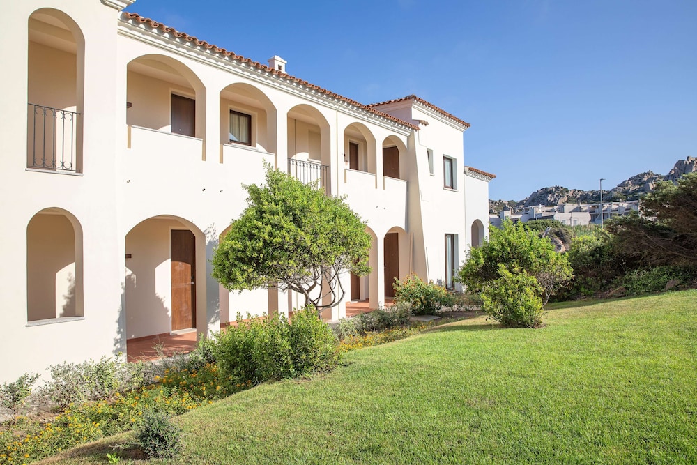 Mangia's Santa Teresa Sardinia, Curio Collection by Hilton — Hotel building in Capo Testa, Sardinia