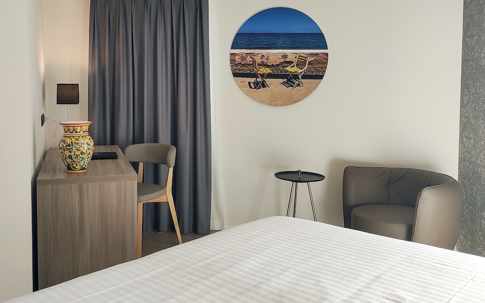 Grand Hotel Faraglioni — Hotel rooms in Aci Castello, Sicily