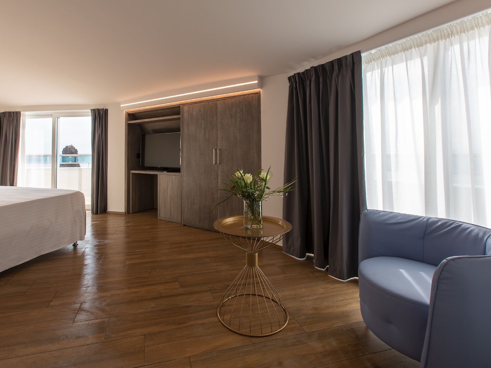 Grand Hotel Faraglioni — Hotel rooms in Aci Castello, Sicily