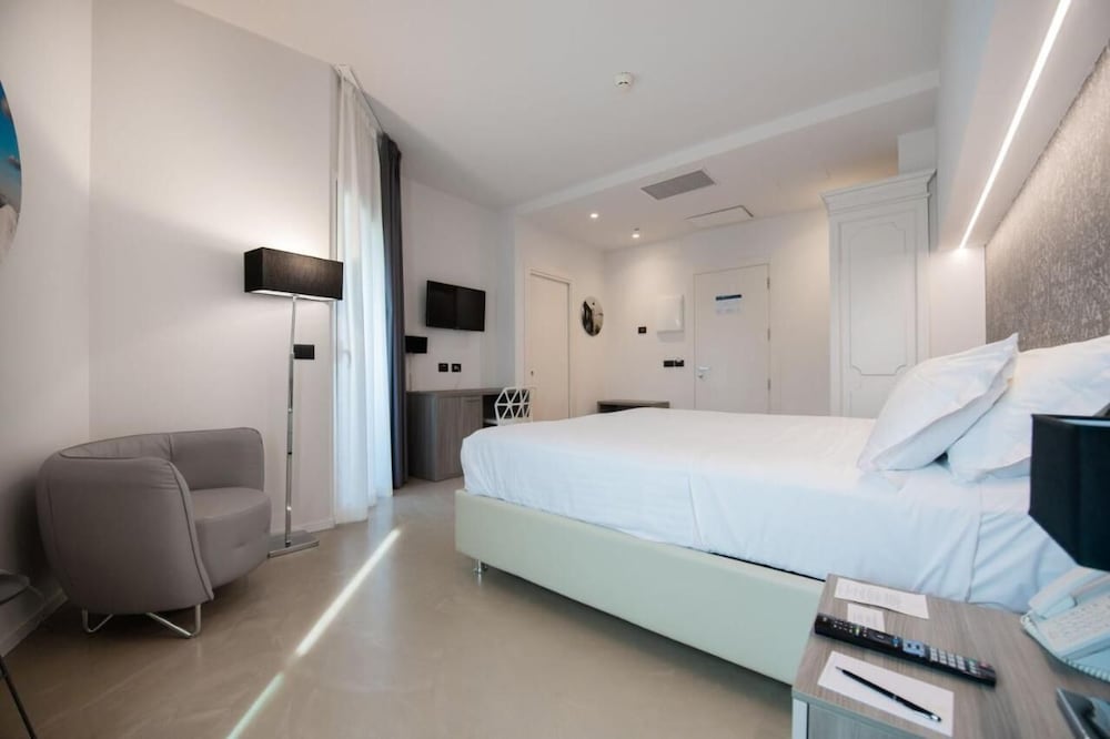 Grand Hotel Faraglioni — Hotel rooms in Aci Castello, Sicily