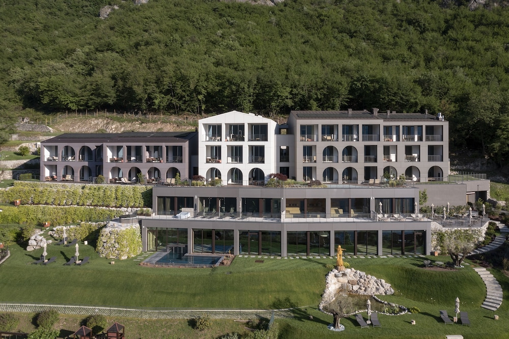 ARIA Retreat & SPA - The Leading Hotels of the World — Hotel building in Porlezza, Lombardy