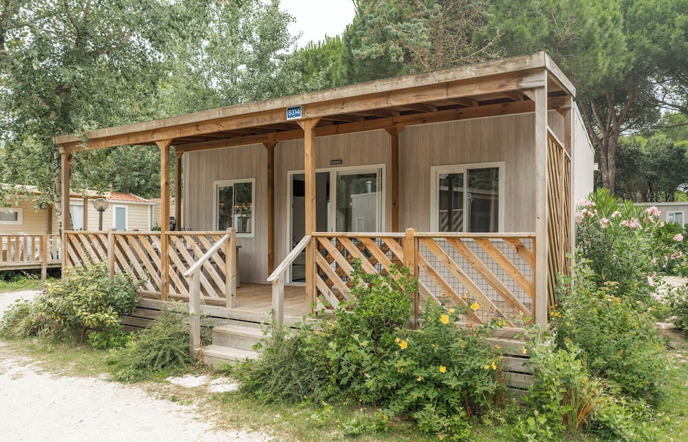 Club Del Sole Jesolo Family Resort — Hotel building in Jesolo, Veneto