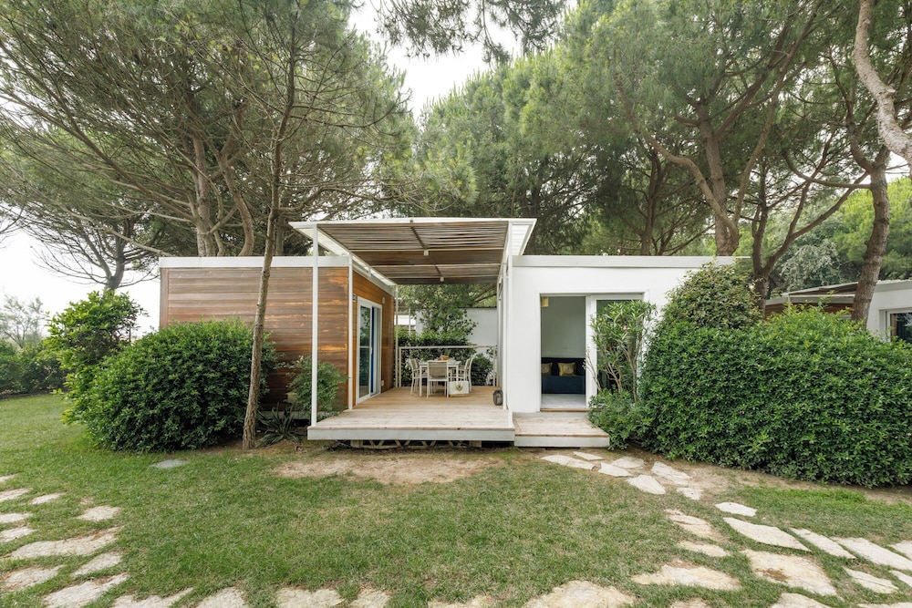 Club Del Sole Jesolo Family Resort — Hotel building in Jesolo, Veneto