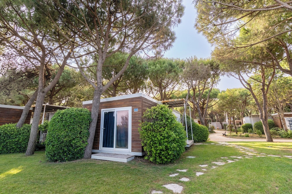 Club Del Sole Jesolo Family Resort — Hotel building in Jesolo, Veneto