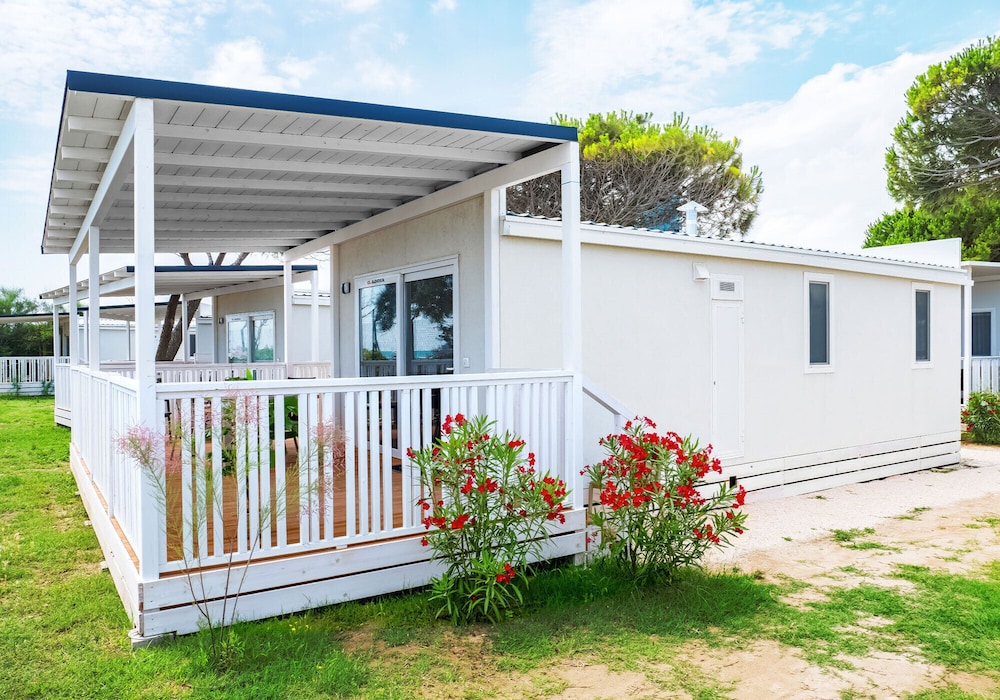 Club Del Sole Jesolo Family Resort — Hotel building in Jesolo, Veneto
