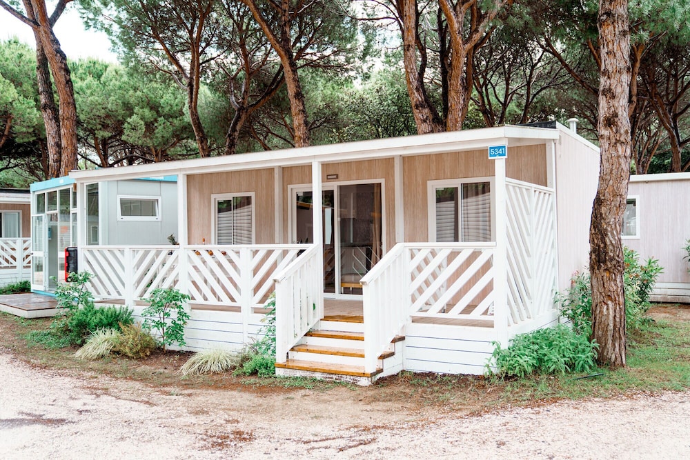 Club Del Sole Jesolo Family Resort — Hotel building in Jesolo, Veneto