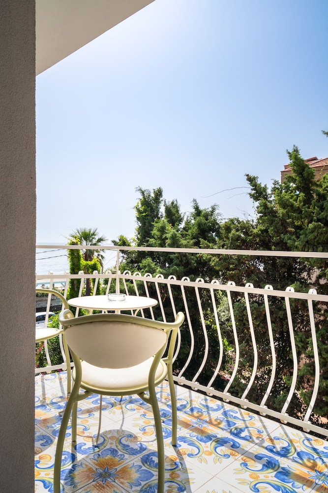Hotel Rivage Taormina — Hotel rooms in Taormina, Sicily