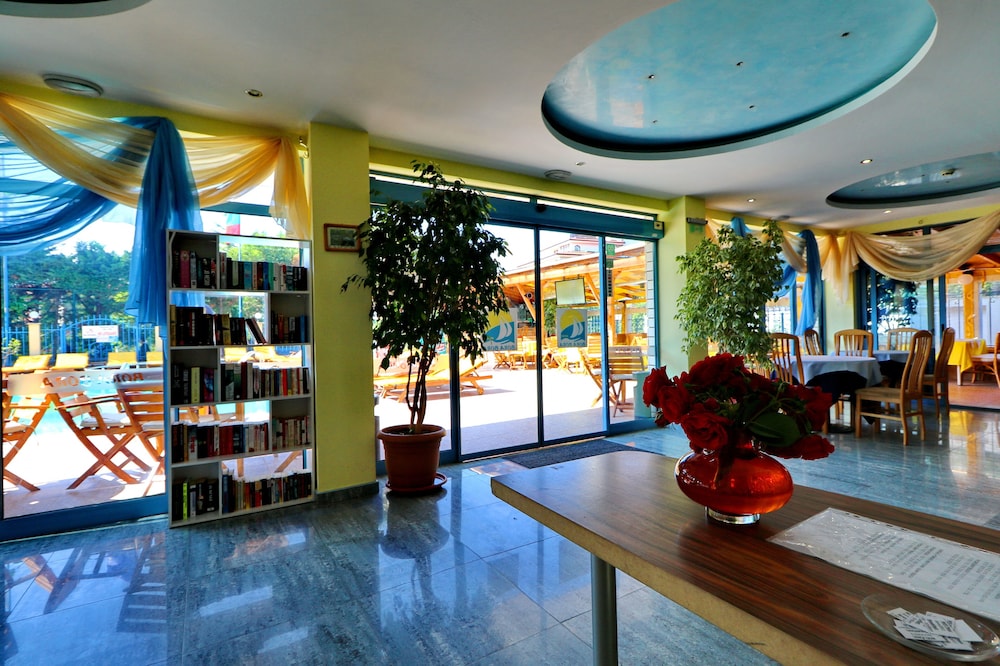 Bora Bora — Restaurant & bars in Sunny Beach, Burgas Region