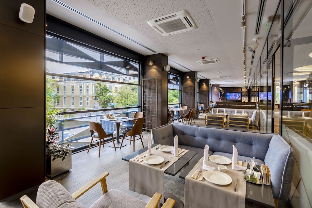 Hotel Bulgaria Burgas — Restaurant & bars in Bourgas, Burgas Region
