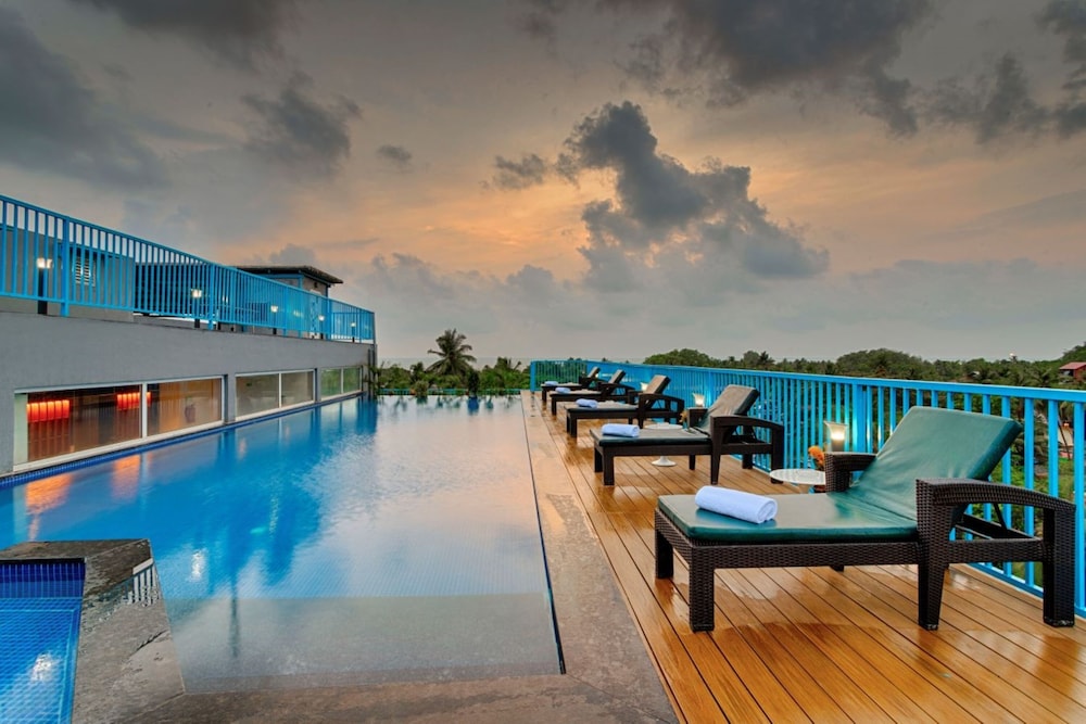 De Mandarin Hotel, Goa — Swimming pool in Candolim, Goa