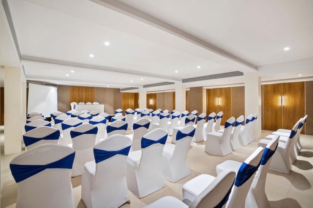 De Mandarin Hotel, Goa — Hotel building in Candolim, Goa