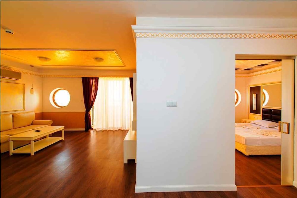 Golden Rainbow VIP Residence — Hotel rooms in Sunny Beach, Burgas Region
