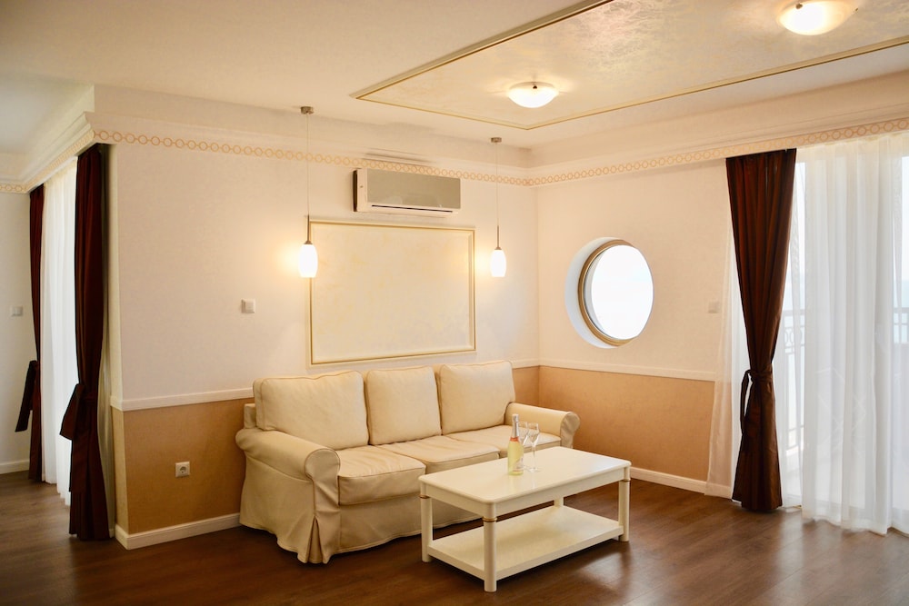 Golden Rainbow VIP Residence — Hotel rooms in Sunny Beach, Burgas Region