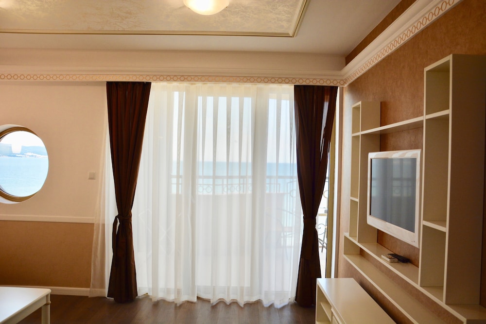 Golden Rainbow VIP Residence — Hotel rooms in Sunny Beach, Burgas Region