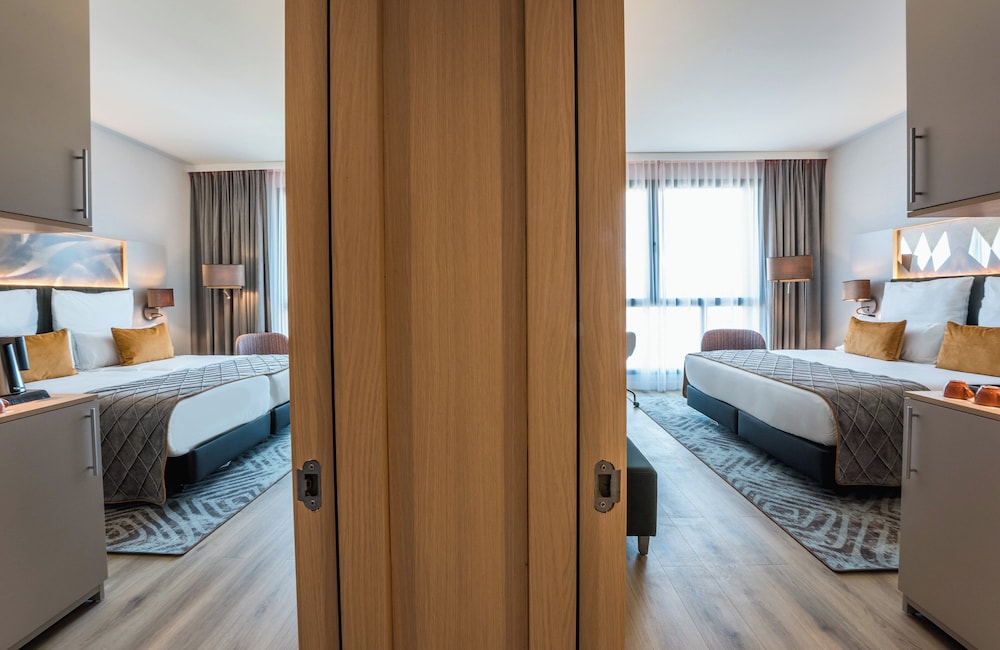 Leonardo Royal Hotel Barcelona Fira — Hotel rooms in Barcelona, Catalonia
