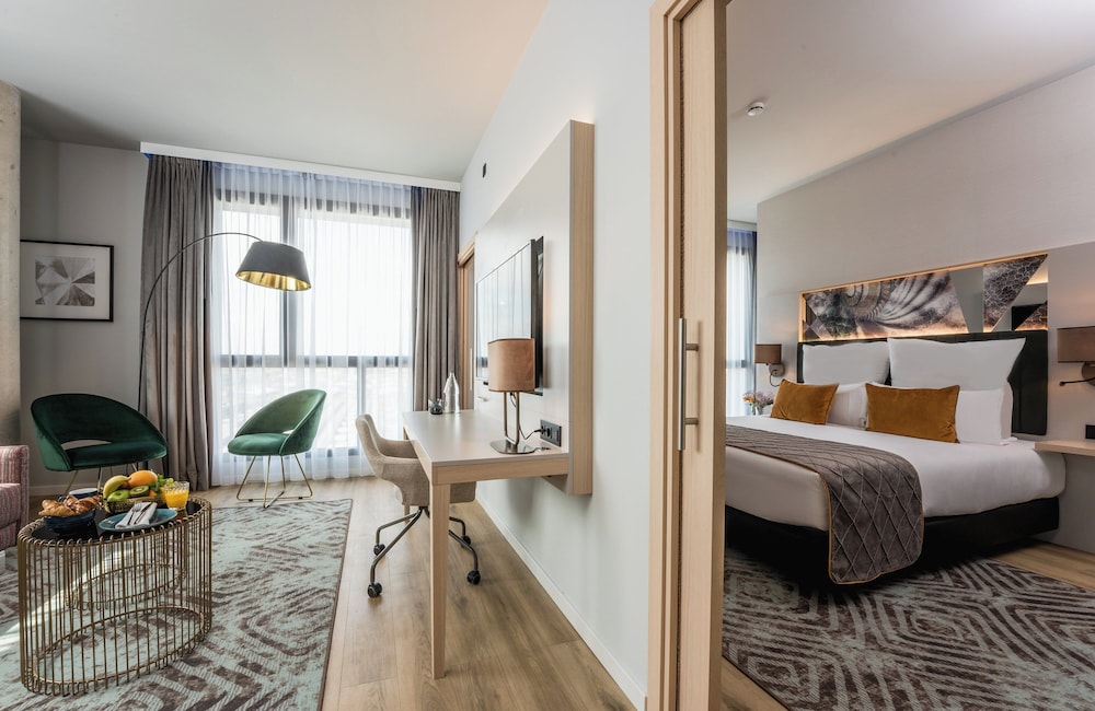 Leonardo Royal Hotel Barcelona Fira — Hotel rooms in Barcelona, Catalonia