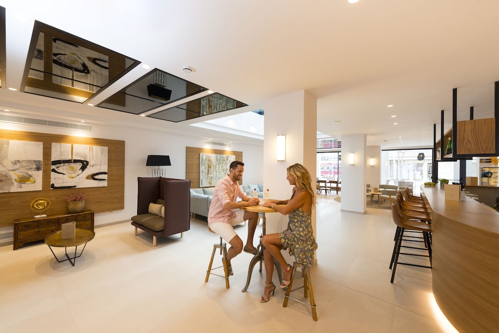 Kyrat Amarac Suites — Restaurant & bars in Cala Millor, Balearic Islands