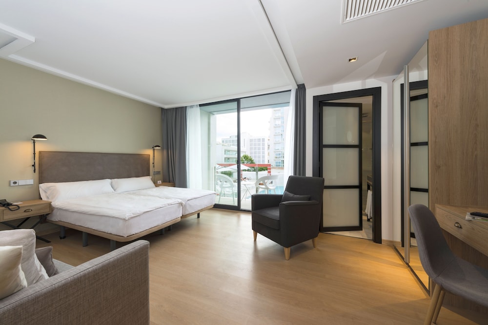 Kyrat Amarac Suites — Hotel rooms in Cala Millor, Balearic Islands