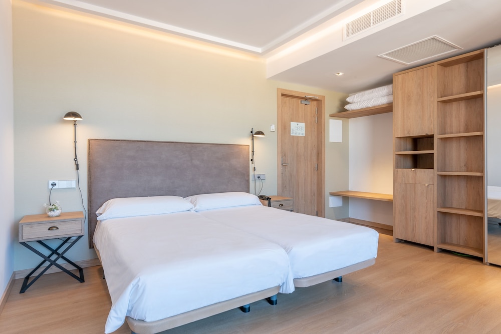 Kyrat Amarac Suites — Hotel rooms in Cala Millor, Balearic Islands