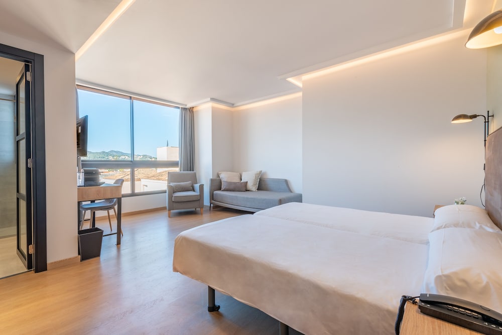 Kyrat Amarac Suites — Hotel rooms in Cala Millor, Balearic Islands