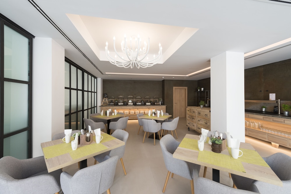 Kyrat Amarac Suites — Restaurant & bars in Cala Millor, Balearic Islands