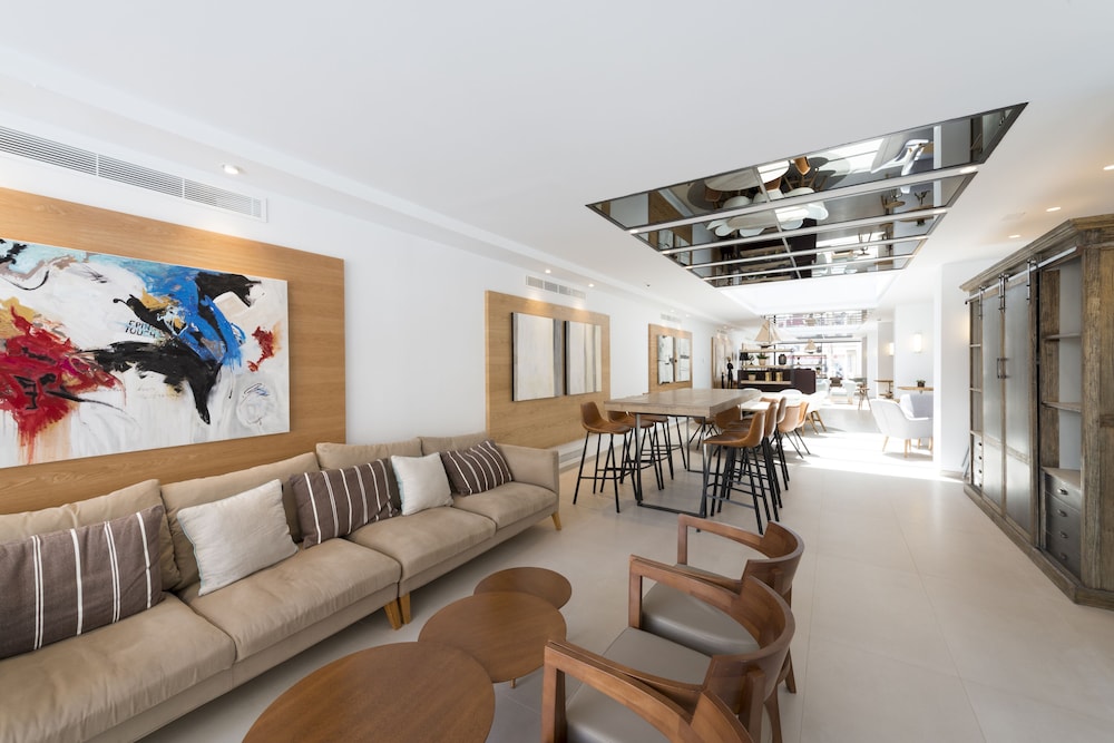 Kyrat Amarac Suites — Restaurant & bars in Cala Millor, Balearic Islands