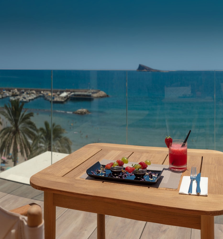 H10 Porto Poniente — Restaurant & bars in Benidorm, Valencian Community