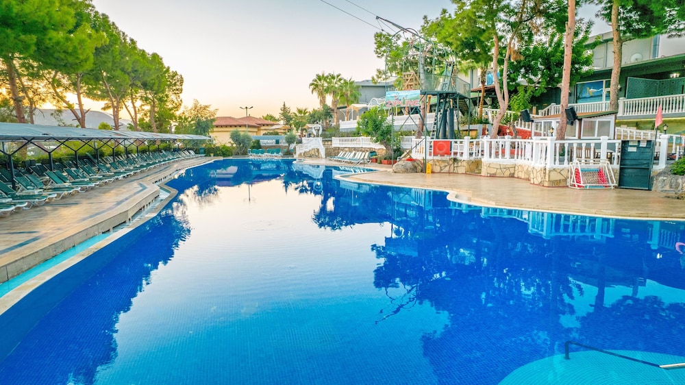 Senza Garden Holiday Club - All Inclusive — Swimming pool in Alanya