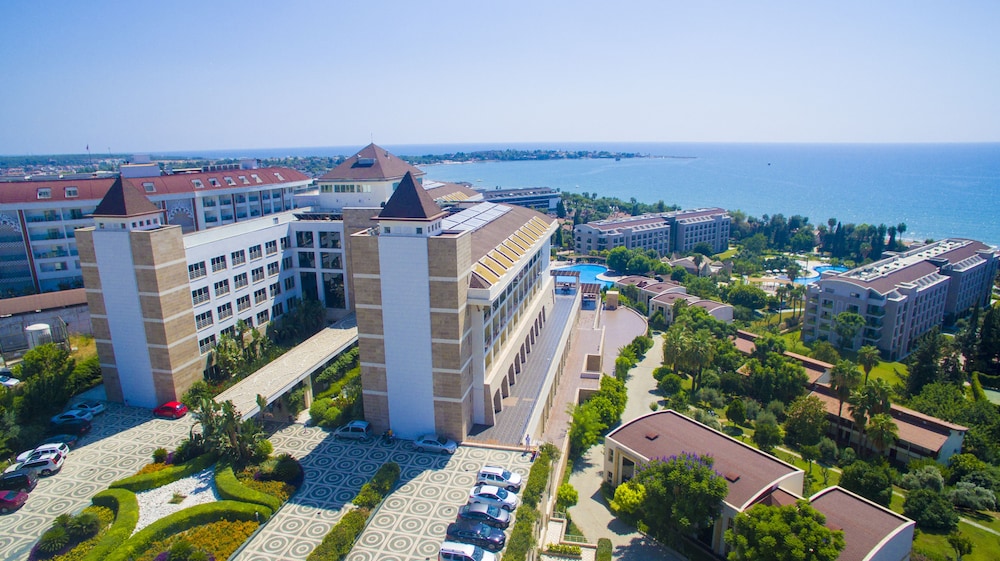 Horus Paradise Resort - Ultra All Inclusive — Hotel building in Side