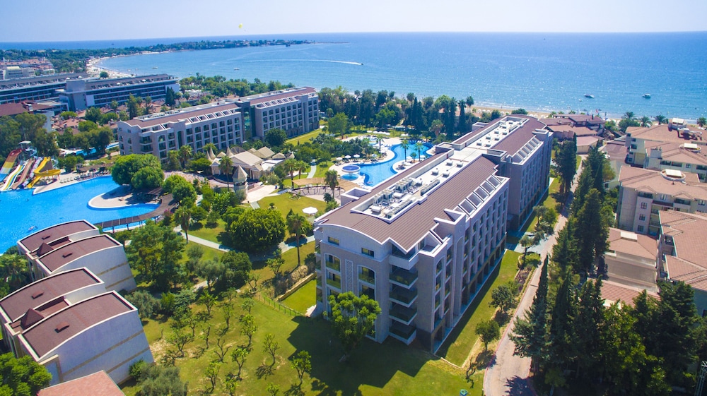 Horus Paradise Resort - Ultra All Inclusive — Hotel building in Side