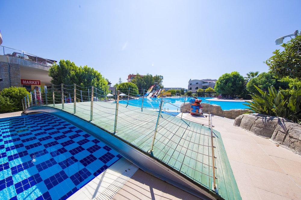 Horus Paradise Resort - Ultra All Inclusive — Swimming pool in Side