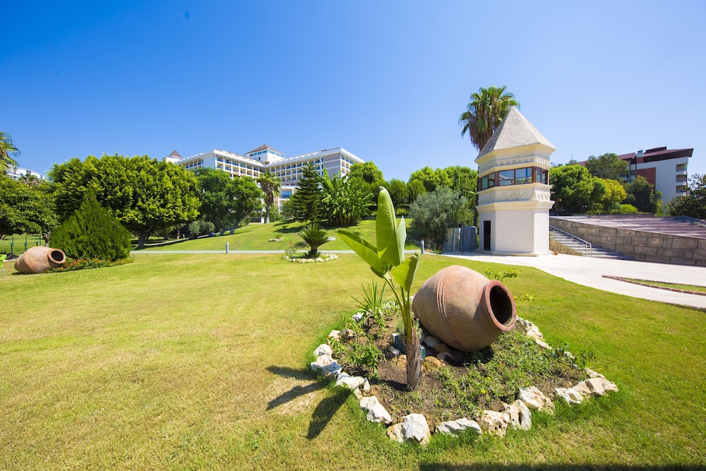 Horus Paradise Resort - Ultra All Inclusive — Hotel building in Side