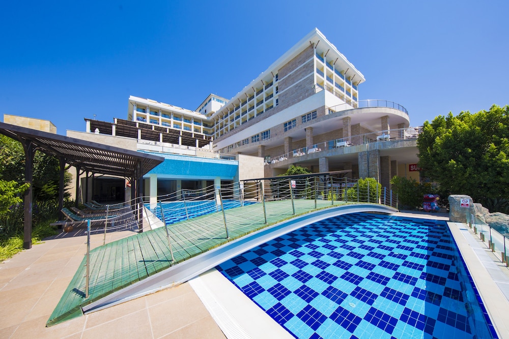 Horus Paradise Resort - Ultra All Inclusive — Hotel building in Side