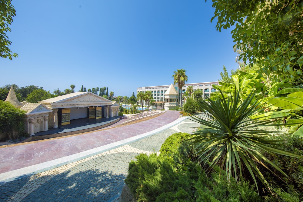 Horus Paradise Resort - Ultra All Inclusive — Hotel building in Side