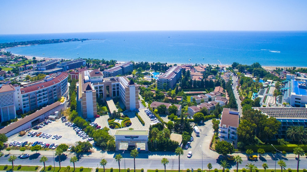 Horus Paradise Resort - Ultra All Inclusive — Hotel building in Side