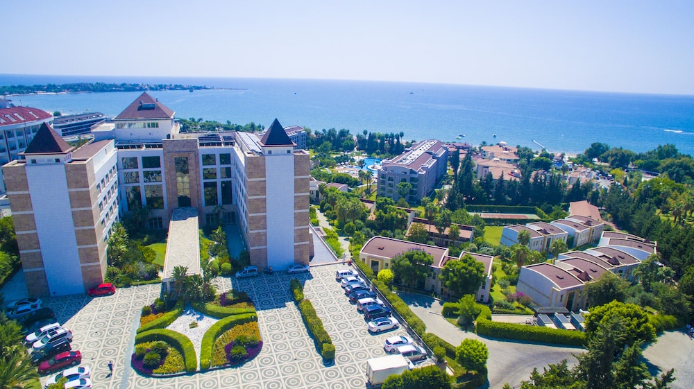 Horus Paradise Resort - Ultra All Inclusive — Hotel building in Side
