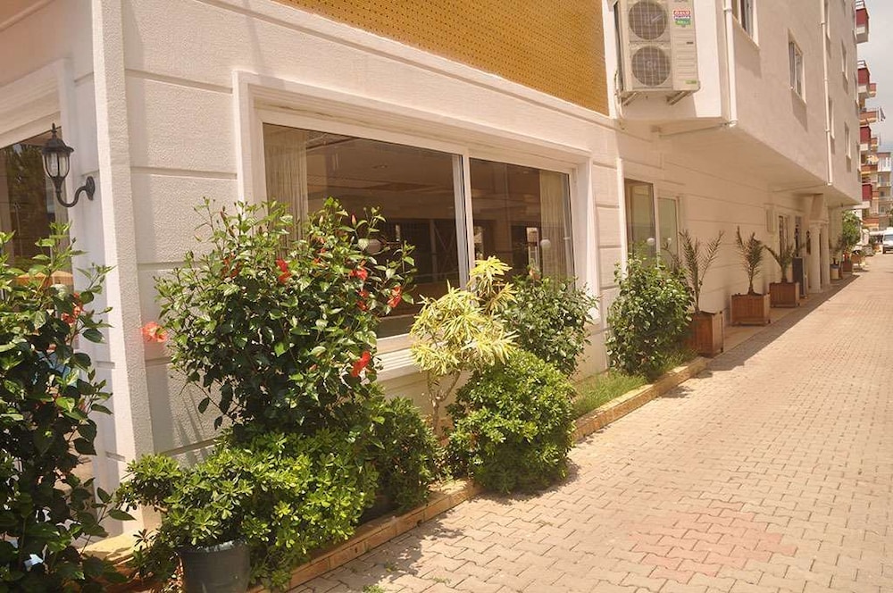 Galaxy Beach Hotel — Hotel building in Alanya