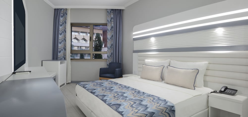 Blue Marlin Deluxe Spa & Resort - All Inclusive — Hotel rooms in Alanya