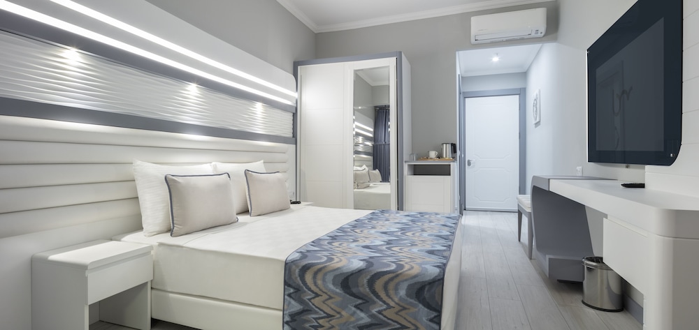 Blue Marlin Deluxe Spa & Resort - All Inclusive — Hotel rooms in Alanya