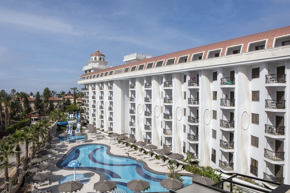 Blue Marlin Deluxe Spa & Resort - All Inclusive — Hotel building in Alanya