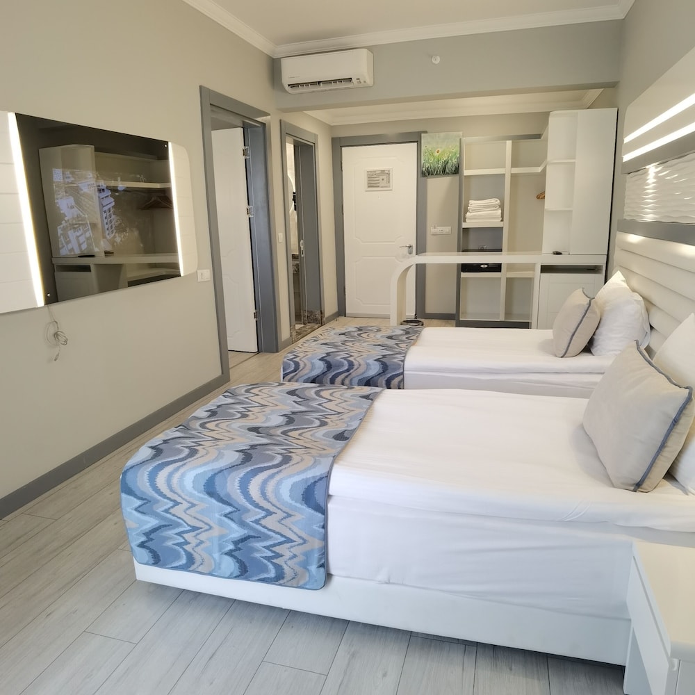 Blue Marlin Deluxe Spa & Resort - All Inclusive — Hotel rooms in Alanya