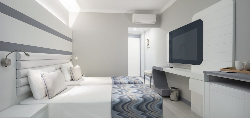 Blue Marlin Deluxe Spa & Resort - All Inclusive — Hotel rooms in Alanya
